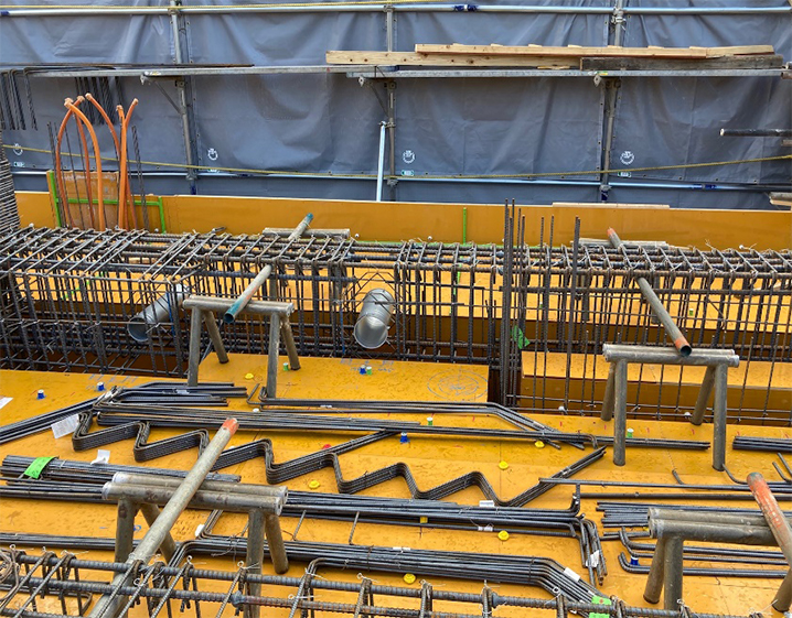 段取り完了。鉄筋はパイプで支えられ持ち上がった状態です。