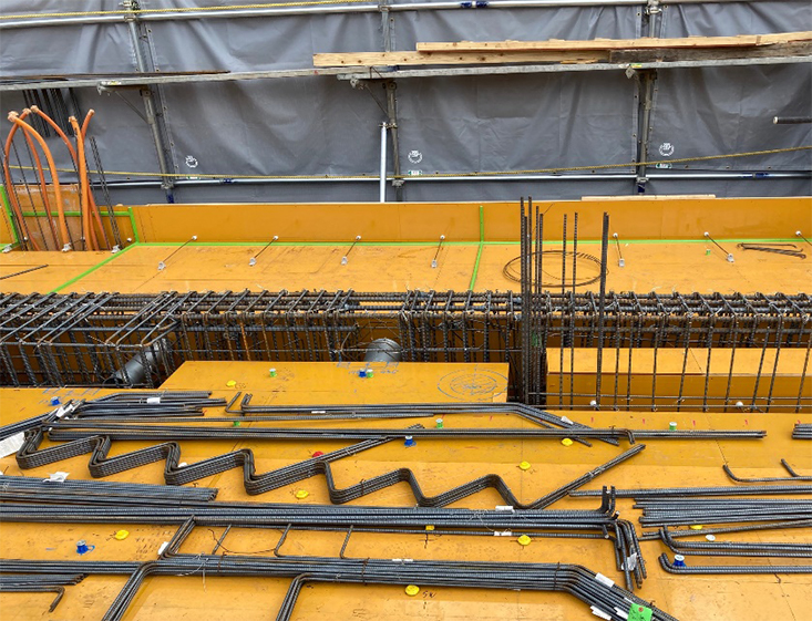 支えのパイプが引き抜かれ梁落とし完了