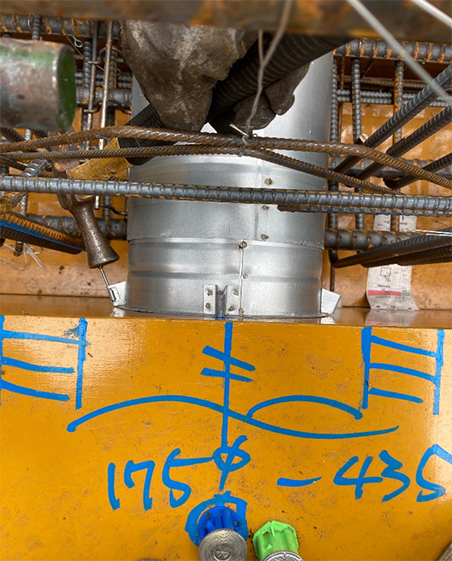 スライド管と呼ばれる伸縮式のスリーブ材の両側を釘で固定します。