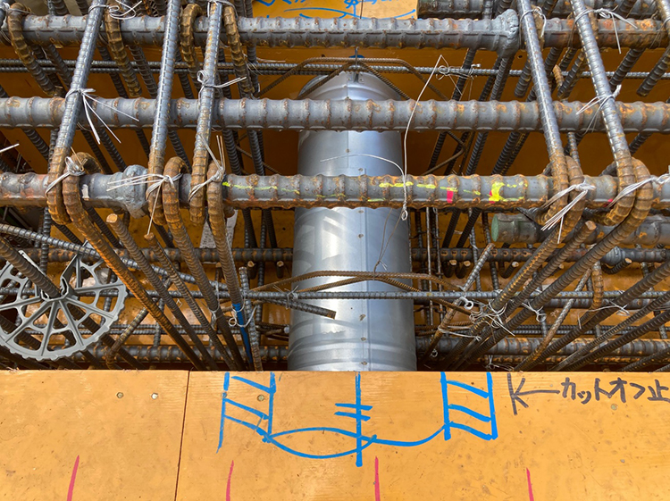 釘を打ち込んだらウエブレン（スリーブ外周の円形の補強材）をしっかり縛って取付完了